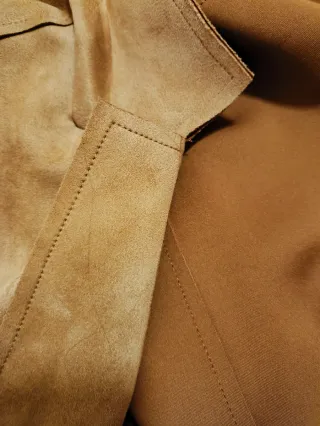 Chaqueta Stradivarius imitación ante beige