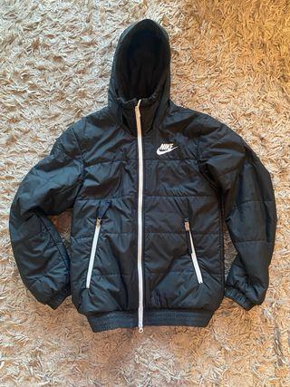 Abrigo Nike Negro con cremallera blanca