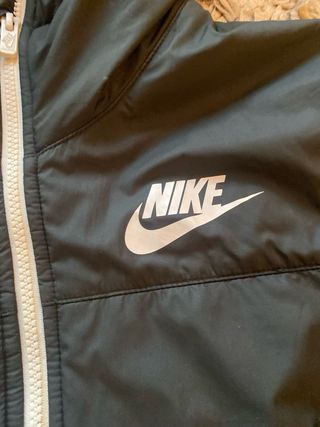 Abrigo Nike Negro con cremallera blanca