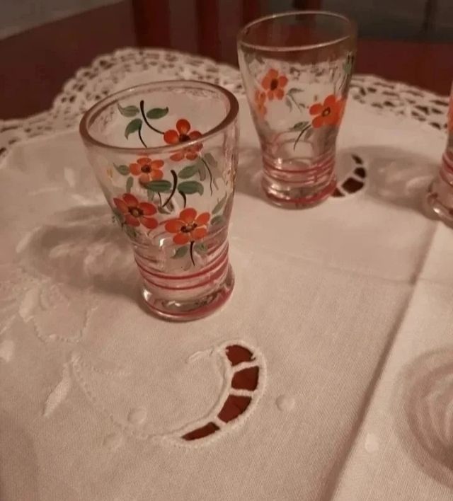 licorera y 5 vasitos antiguos decorados y mantel.