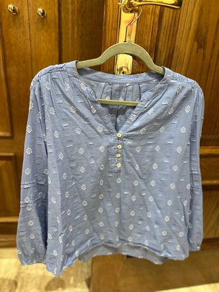 Blusa H&M azul con bordado