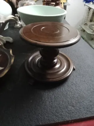 Pedestal de madera marrón