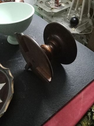 Pedestal de madera marrón