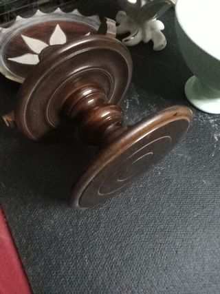 Pedestal de madera marrón