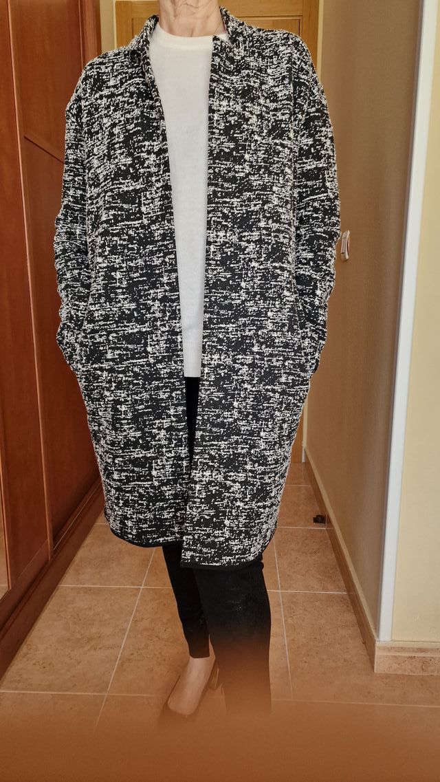 Abrigo guardapolvo jaspeado en blanco y negro