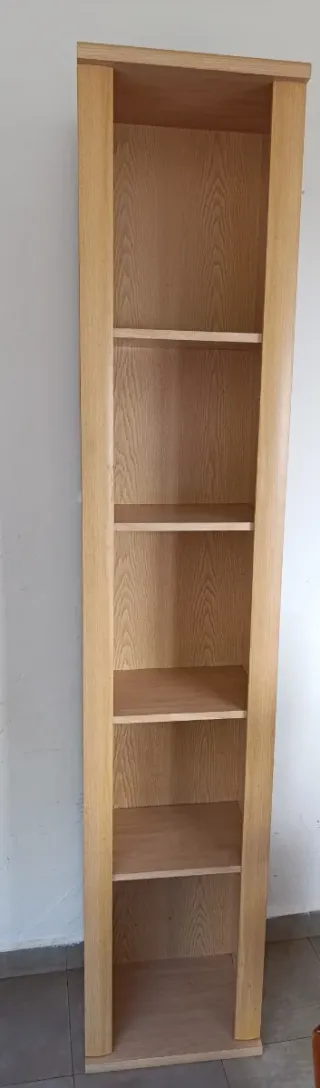 Estantería alta de madera