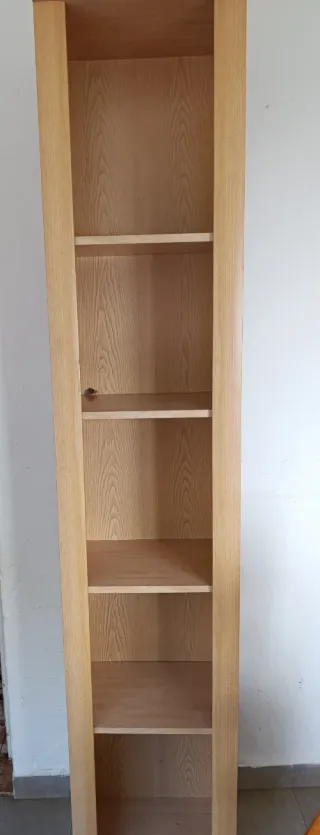 Estantería alta de madera