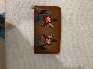 Cartera Marrón con Flores Bordadas