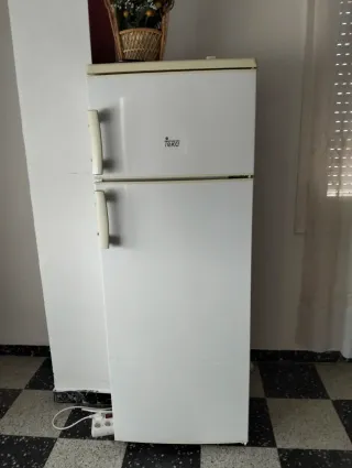 Nevera y congelador blanco
recojer en Anglés!