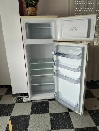 Nevera y congelador blanco
recojer en Anglés!