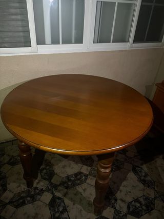 Mesa redonda de madera