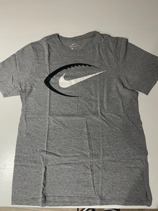 Camiseta Nike gris con logo de fútbol americano