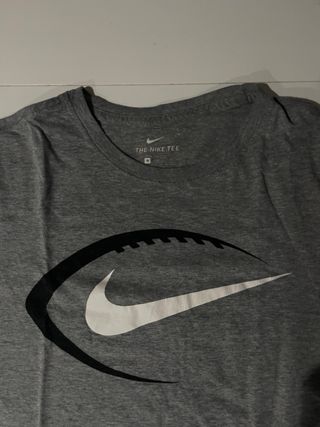 Camiseta Nike gris con logo de fútbol americano