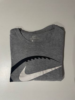 Camiseta Nike gris con logo de fútbol americano