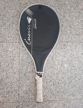 Raqueta de tenis con funda