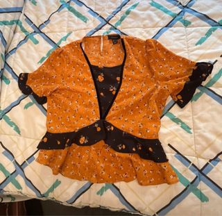 Blusa mostaza con estampado floral