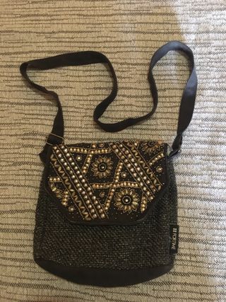 Bolso Fortime negro y dorado con pedrería