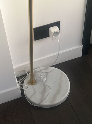 Lámpara de pie Sklum dorada mármol