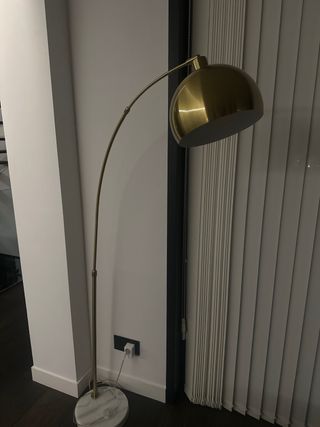 Lámpara de pie Sklum dorada mármol