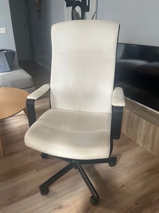 Silla giratoria Ikea blanca y negra