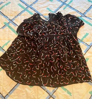Camisa negra con lentejuelas de colores