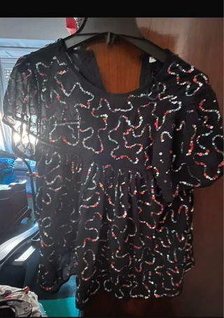 Camisa negra con lentejuelas de colores