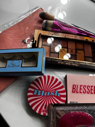 Pack 12 artículos Maquillaje y Accesorios