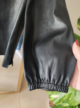 Blusa MANGO negra efecto piel manga abullonada 