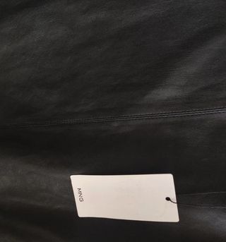 Blusa MANGO negra efecto piel manga abullonada 