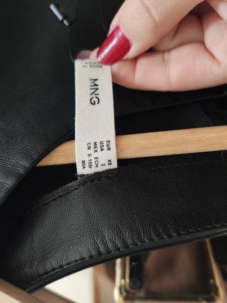 Blusa MANGO negra efecto piel manga abullonada 