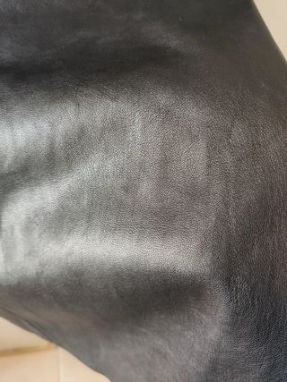 Blusa MANGO negra efecto piel manga abullonada 
