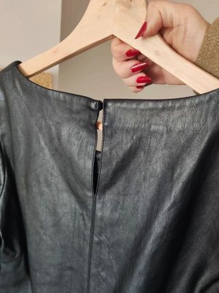 Blusa MANGO negra efecto piel manga abullonada 
