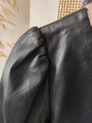 Blusa MANGO negra efecto piel manga abullonada 