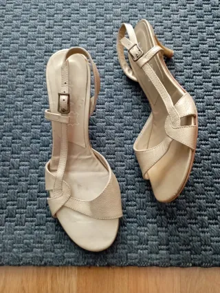 Sandalias de piel doradas para mujer