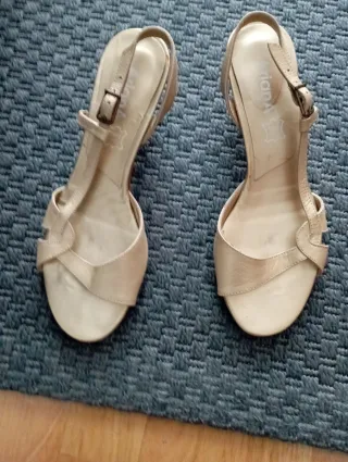 Sandalias de piel doradas para mujer