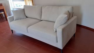 Sofá 3 lugares creme com 2 almofadas
