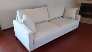 Sofá 3 lugares creme com 2 almofadas