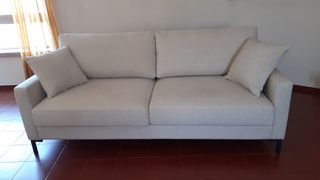 Sofá 3 lugares creme com 2 almofadas