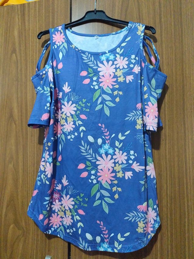 Camiseta azul con flores rosas, no la he usado