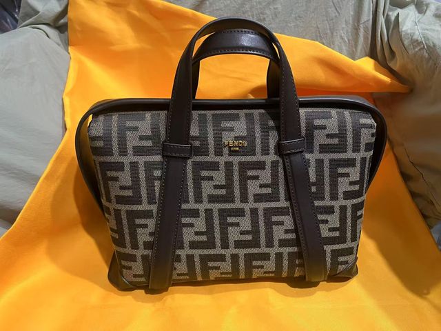 Borsa Fendi da donna beige e marrone