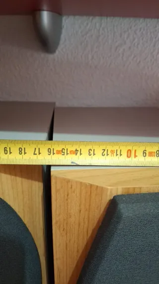 Altavoces Marrones y Negros