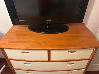 Cómoda de madera beige y marrón