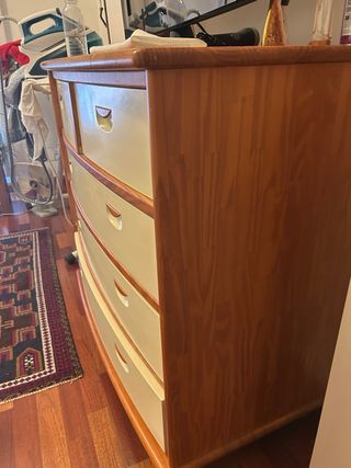 Cómoda de madera beige y marrón