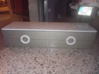 Cajonera gris y blanca