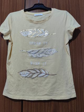 Camiseta MIAO amarilla con plumas doradas