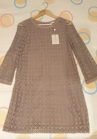 Vestido beige de encaje