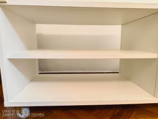 Mesa auxiliar blanca con ruedas
Marcas desgaste