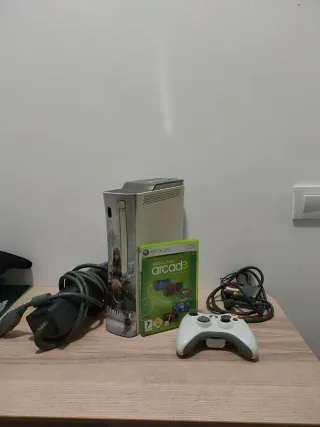 Xbox 360 con mando y juego Arcade