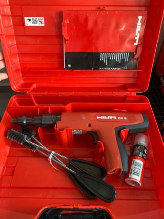 Pistola Hilti DX 2 con accesorios