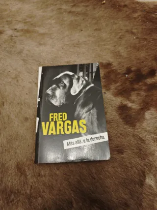 Más allá, a la derecha.